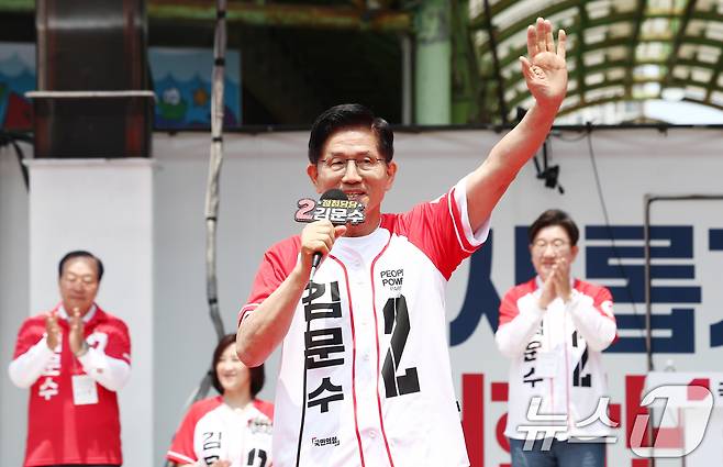 김문수 국민의힘 대통령 후보가 31일 강원 속초 관광수산시장에서 속초시·인제군·고성군·양양군 합동유세를 하고 있다. 2025.5.31/뉴스1 ⓒ News1 김민지 기자