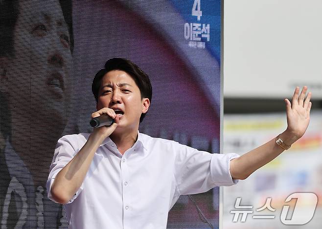 이준석 개혁신당 대통령 후보가 제21대 대통령 선거를 사흘 앞둔 31일 오후 경기 안양시 평촌로데오거리에서 열린 유세에서 막판 지지를 호소하고 있다. 2025.5.31/뉴스1 ⓒ News1 오대일 기자