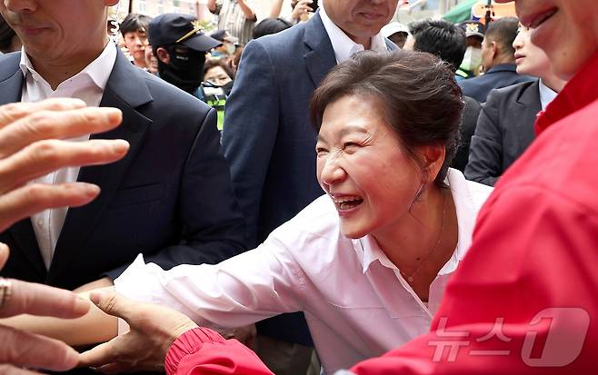 박근혜 전 대통령이 31일 오후 대구 중구 서문시장을 찾아 구름 인파 속을 지나며 시민들과 인사하고 있다. ⓒ News1 공정식 기자