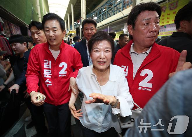 박근혜 전 대통령이 31일 오후 대구 중구 서문시장을 찾아 구름 인파 속을 지나며 시민들과 인사하고 있다. 2025.5.31/뉴스1 ⓒ News1 공정식 기자