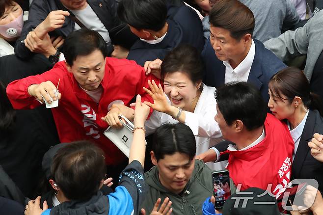 박근혜 전 대통령이 31일 오후 대구 중구 서문시장을 찾아 구름 인파 속을 지나며 시민들과 인사하고 있다. 2025.5.31/뉴스1 ⓒ News1 공정식 기자