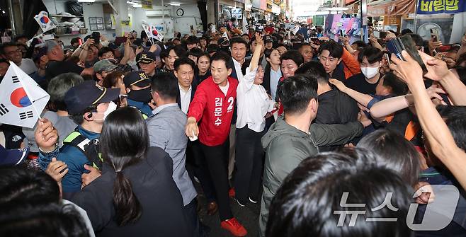 박근혜 전 대통령이 31일 오후 대구 중구 서문시장을 찾아 구름 인파 속을 지나며 시민들과 인사하고 있다. 2025.5.31/뉴스1 ⓒ News1 공정식 기자