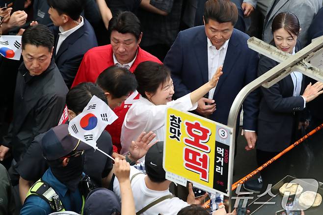 박근혜 전 대통령이 31일 오후 대구 중구 서문시장을 찾아 구름 인파 속을 지나며 시민들과 인사하고 있다. 2025.5.31/뉴스1 ⓒ News1 공정식 기자