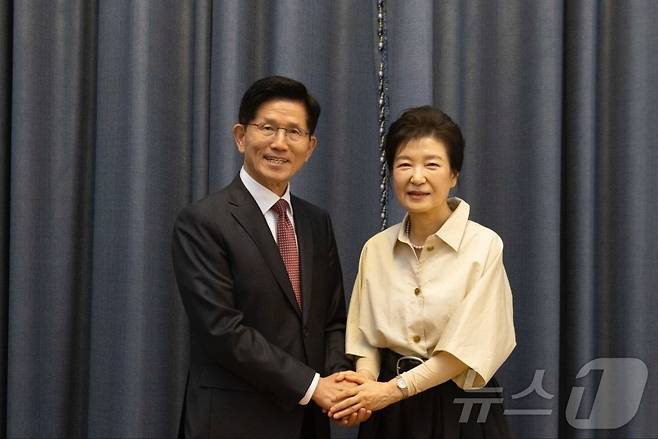 김문수 국민의힘 대통령 후보가 24일 대구 달성군 박근혜 전 대통령 사저에서 박 전 대통령을 예방하고 있다. (국민의힘 제공. 재판매 및 DB금지) 2025.5.24/뉴스1 ⓒ News1 김민지 기자