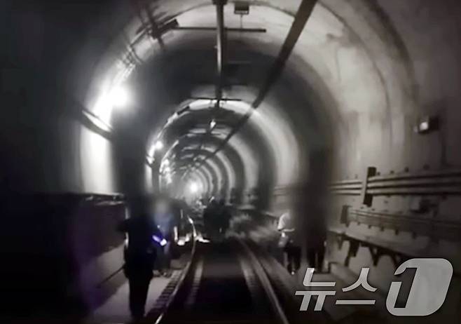 31일 오전 서울 지하철 5호선 마포역~여의나루역 구간에서 방화로 추정되는 화재가 발생해 승객들이 선로를 통해 대피하고 있다. (독자 제공. 재판매 및 DB 금지) 2025.5.31/뉴스1