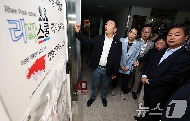 더불어민주당 중앙선대위 신속대응단 소속 의원들이 31일 극우성향 단체의 댓글 조작팀으로 추정되는 서울 종로구 리박스쿨을 항의 방문해 문을 두드리고 있다. 2025.5.31/뉴스1 ⓒ News1 이동해 기자