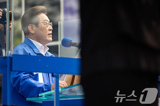 이재명 더불어민주당 대통령 후보가 31일 오후 충북 청주시 오창프라자 앞 광장에서 시민들에게 지지를 호소하고 있다. 2025.5.31/뉴스1 ⓒ News1 이재명 기자