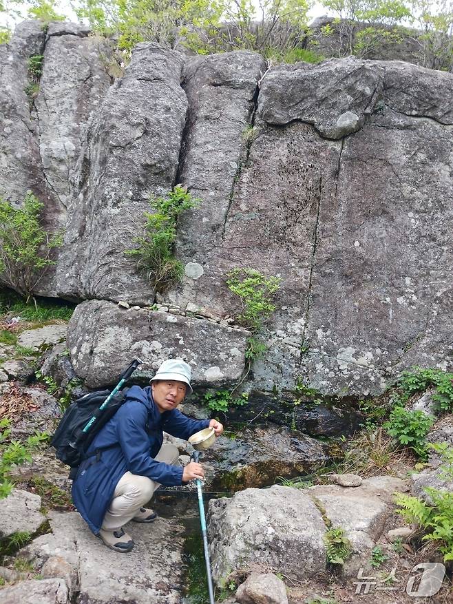 세석대피소 아래 연진 여인의 애닲은 전설이 서린 바위 밑 음양수. 좌우 양쪽에서 물이 나오고 극심한 가뭄 때가 아니면 마르지 않는 다고 알려졌다.