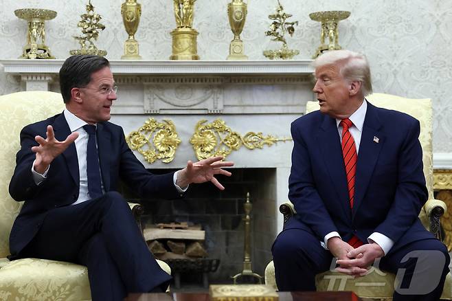 도널드 트럼프 미국 대통령이 13일(현지시간) 워싱턴 백악관에서 마르크 뤼터 북대서양조약기구(NATO·나토)  사무총장과 회담을 하고 있다. 2025.03.14 ⓒ 로이터=뉴스1 ⓒ News1 우동명 기자