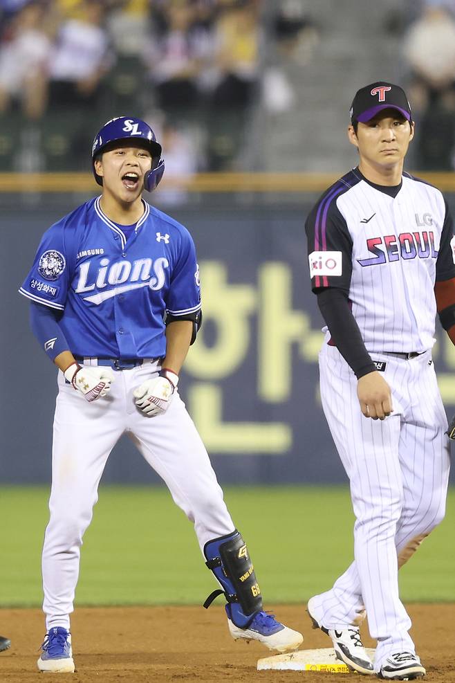 삼성 양도근(왼쪽)이 30일 잠실구장에서 열린 2025 KBO리그 LG전에서 8회초 2타점 적시타를 때린 후 환호하고 있다. 사진 | 삼성 라이온즈