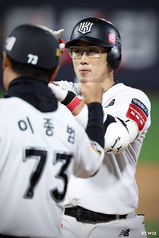 허경민이 적시타를 친 뒤 세리머니를 하고 있다. 사진 | KT 위즈