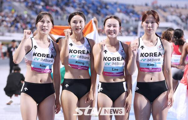 31일 오후 7시 35분 경북 구미시민운동장에서 열린 '2025 구미아시아육상선수권대회' 여자 400m 계주 결선에 나선 대표팀이 경기를 마치고 기뻐하고 있다. 사진┃강명호 기자