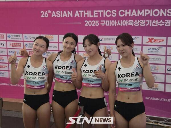 31일 경북 구미시민운동장에서 열린 '2025 구미아시아육상선수권대회'에 출전해 한국 신기록을 세우며 4위에 오른 여자 계주 400m 대표팀&nbsp;경기가 끝난 후 공동취재구역(믹스트존)에서 인터뷰 중인 이은빈(해남군청) 강다슬(광주광역시청) 김소은(가평군청) 김다은(가평군청)이 포즈를 취하고 있다. 사진┃서형우 인턴기자