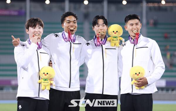 31일 경북 구미시민운동장에서 열린 '2025 구미아시아육상선수권대회'에 출전한 서민준(서천군청) 나마디 조엘진(예천군청)이재성(광주광역시청) 이준혁(국군체육부대)의&nbsp;남자 계주 400m 대표팀이 우승 후 금메달을 깨물어 보고 있다. 사진┃강명호 기자