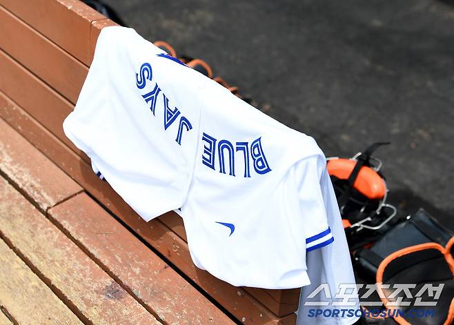 벤치에 곱게 접어 놓은 우상 류현진의 유니폼