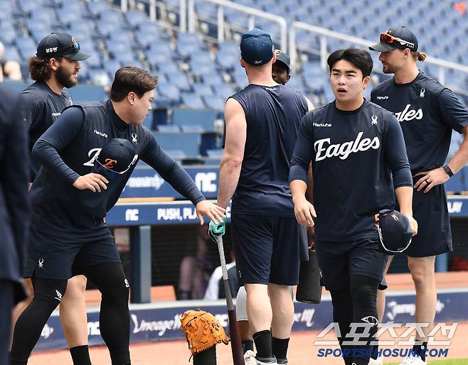 데이비슨의 엉덩이를 치는 류현진