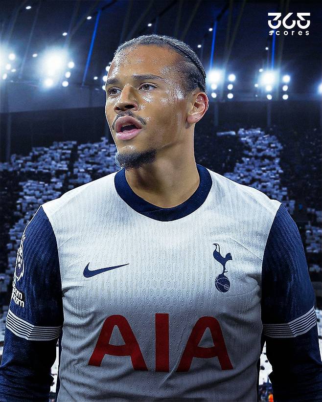 [스포츠조선 강우진 기자]토트넘 이적설로 화제의 중심에 있는 르로이 사네가 이번 여름 거액의 계약을 요구할 것이라는 전망이 나온다.

영국 풋볼인사이더는 31일(한국시각) "사네는 이번 여름 자신에게 관심을 보이는 클럽들에게 거액의 계약을 요구할 것"이라고 보도했다. 사진=SNS