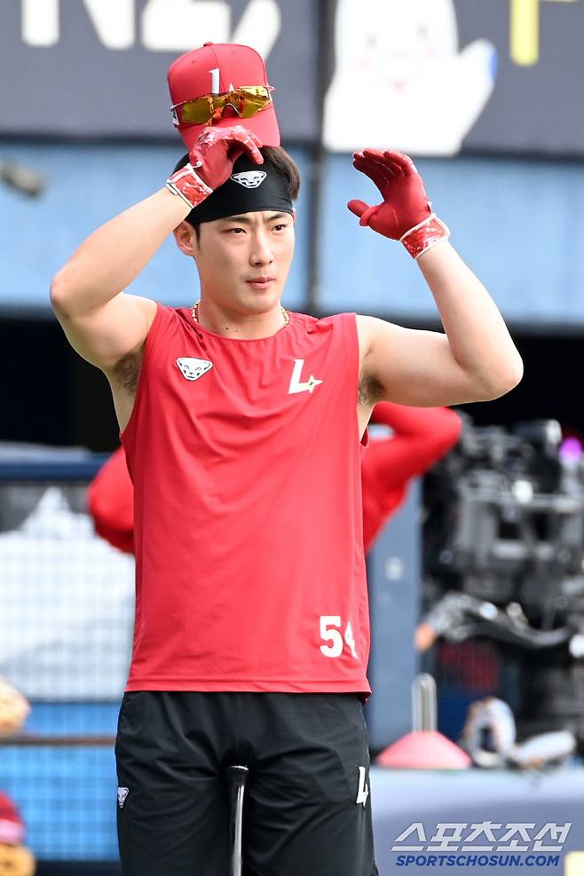 21일 잠실야구장에서 열린 SSG와 두산의 경기, SSG 최지훈이 타격훈련에 나서고 있다. 잠실=허상욱 기자wook@sportschosun.com/2025.05.21/