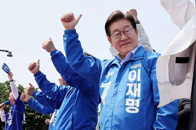 더불어민주당 이재명 대선 후보가 열세 지역으로 분류되는 강원과 충북 지역의 표심 공략에 나선 30일 춘천시 춘천역광장에서 열린 집중유세에서 시민들에게 인사하고 있다. 공동취재, 연합뉴스