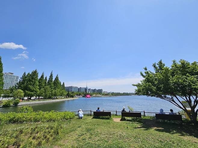 초여름 한낮 더위 30도…일교차 15도 안팎=오늘날씨, 내일날씨, 주간날씨 예보 ⓒbnt뉴스= 6월 첫날인 내일, 기상청 날씨 예보에 따르면 이날 기온이 평년(최저~17도, 최고 23~28도)과 비슷하겠다고 예보했다. 낮 기온은 내륙을 중심으로 30도 내외로 오르면서 덥겠다.