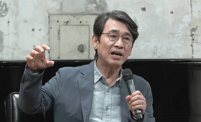 유시민 전 노무현재단 이사장이 지난 28일 유튜브 '김어준의 다스뵈이다'에 출연해 김문수 국민의힘 대선 후보의 아내 설난영씨에 관해 이야기하고 있다. /유튜브