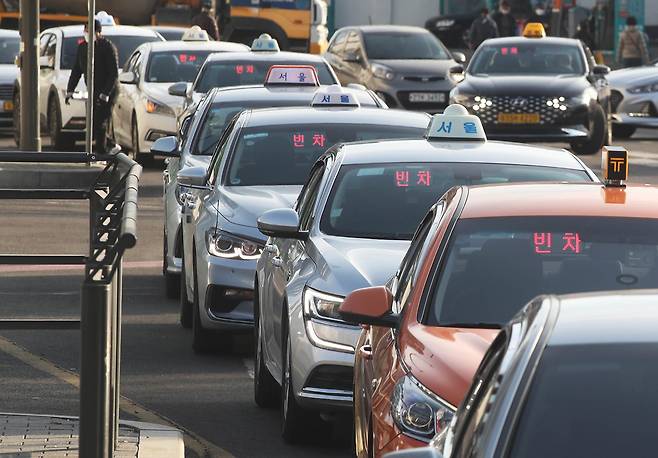 길가에 늘어서 있는 택시들. 택시 호출 앱이 일상화하면서 택시가 줄줄이 서 있는 모습은 서울역 같은 곳에서나 볼 수 있는 풍경이 됐다. 카카오T 같은 호출 앱으로 부른 택시 비용을 자동 결제하면서 요금을 부풀리는 경우가 늘자 자동 결제 해지 바람도 불고 있다. /장련성 기자