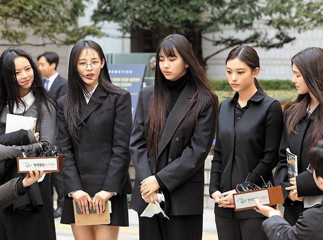 지난 3월 서울 서초구 서울중앙지법 앞에 선 걸그룹 뉴진스(왼쪽부터 하니, 민지, 혜인, 해린, 다니엘). /뉴스1