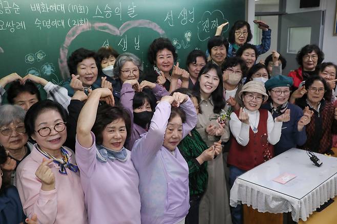 스승의 날인 15일 오전 서울 마포구 일성여자중고등학교에서 고등학교 1학년 만학도 재학생이 담임 선생님의 가슴에 카네이션을 달아주고  기념촬영을 하고 있다. 일성여중고는 어린 시절 학업을 마치지 못한 여성 만학도를 위한 학력 인정 학교다. /박성원 기자