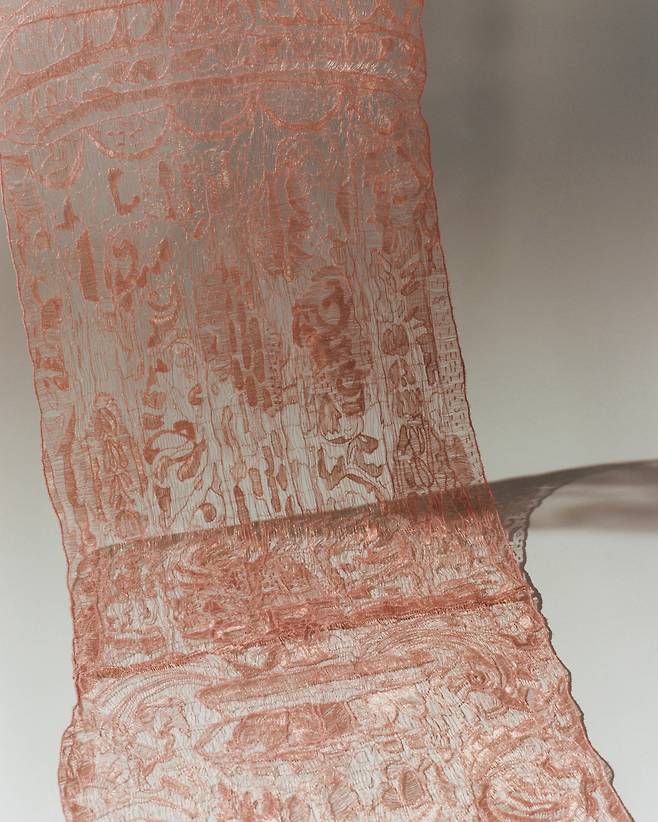 2025 로에베 공예상 특별상 수상작. 인도 수막쉬 싱 스튜디오의 'Monument'. copper and nylon, 10 × 500 × 2640 mm. 2024. /로에베 재단 제공