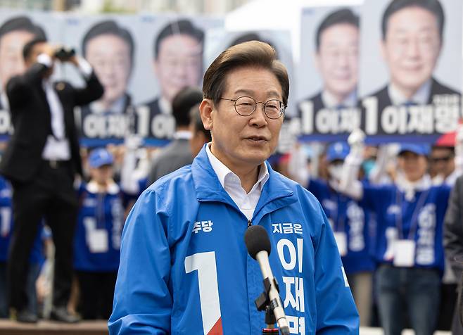이재명 더불어민주당 대선 후보가 31일 오후 충북 청주시 오창프라자 앞 광장에서 유세를 마친 후 취재진 질문에 답변하고 있다. /뉴스1