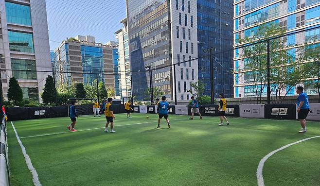 지난 25일 오후 2시 서울 가산동 마리오아울렛 4층 야외 풋살장에서 ‘소셜 풋살’ 게임이 열렸다. /박용선 기자
