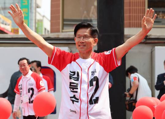 국민의힘 김문수 대선 후보가 30일 충북 충주시 젊음의 거리에서 유세를 하고 있다. 연합뉴스