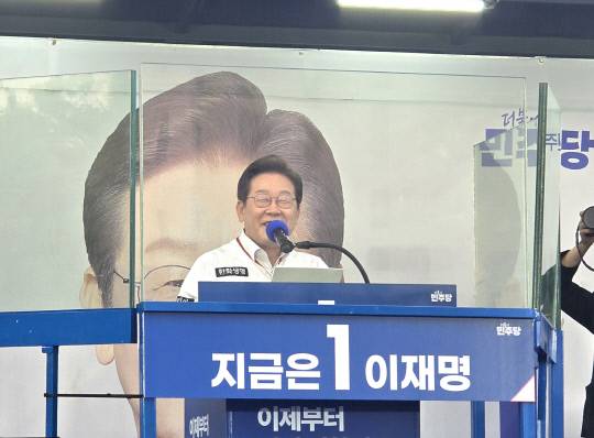 이재명 더불어민주당 대선 후보가 31일 대전 보라매공원 앞에서 지지를 호소하고 있다. 이성현 기자