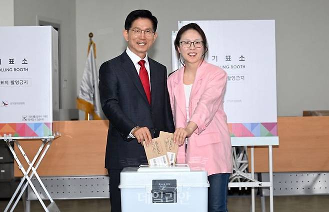 김문수 국민의힘 대선 후보가 29일 인천 계양1동 행정복지센터에 마련된 사전투표소장을 찾아 사회복지사로 일하고 있는 딸 김동주 씨와 함께 투표하고 있다. ⓒ데일리안 방규현 기자