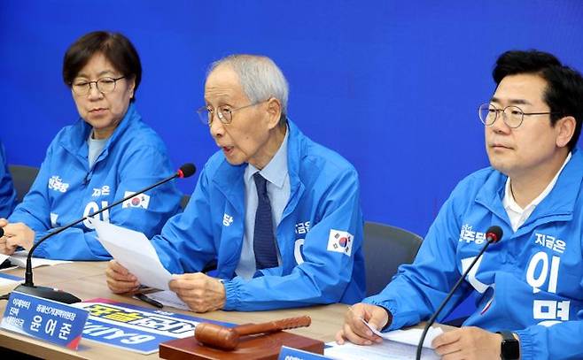 윤여준 더불어민주당 상임총괄선거대책위원장이 30일 오전 서울 여의도 중앙당사에서 열린 중앙선거대책위원회의에서 발언을 하고 있다. ⓒ뉴시스