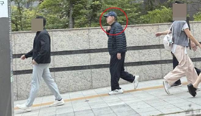 온라인에서 윤석열 전 대통령(가운데)으로 추정되는 남성. ⓒ온라인 커뮤니티 갈무리