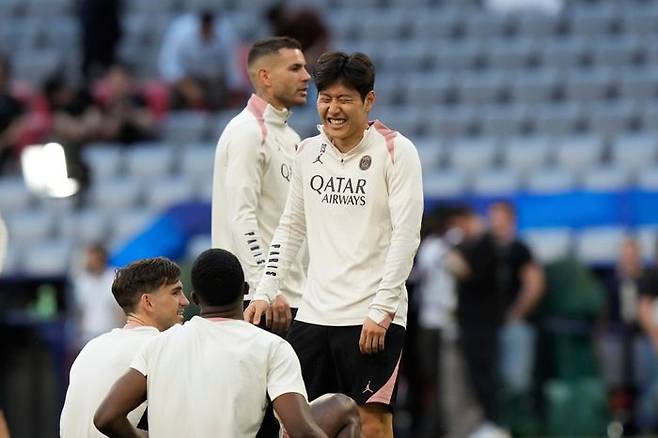 챔피언스리그 결승전을 앞두고 훈련에 나선 이강인이 즐거운 표정을 짓고 있다. ⓒ AP=뉴시스