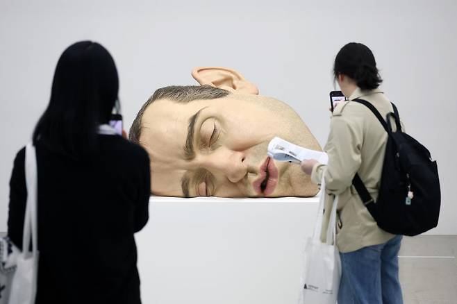 서울 종로구 삼청로 국립현대미술관 서울에서 열린 현대 조각의 세계적 거장 ‘론 뮤익’ 개인전 언론공개회에  ‘마스크 II’(2002)가 전시되어 있다. 뉴스1