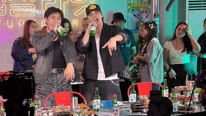 하이트진로가 국내에서 10년간 운영한 브랜디드 콘텐츠 ‘이슬라이브’를 필리핀 문화에 맞게 현지화한 ‘진로라이브’를 ‘삼겹살라맛’에서 진행했다. 윤우열 기자 cloudancer@donga.com