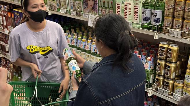 필리핀 마닐라의 한 마트에서 현지 소비자들이 진로 제품을 살펴보고 있다. 윤우열 기자 cloudancer@donga.com