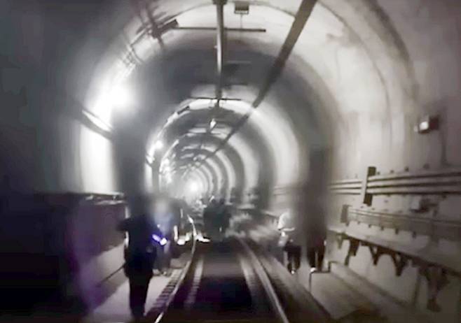 31일 오전 서울 지하철 5호선 마포역~여의나루역 구간에서 방화로 추정되는 화재가 발생해 승객들이 선로를 통해 대피하고 있다. 독자제공·뉴스1