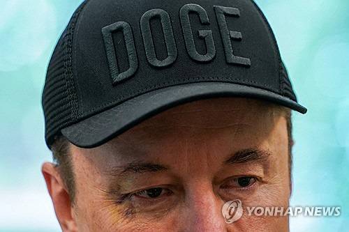 오른쪽 눈가에 멍이 든 채 백악관에 나타난 일론 머스크. 로이터 연합뉴스