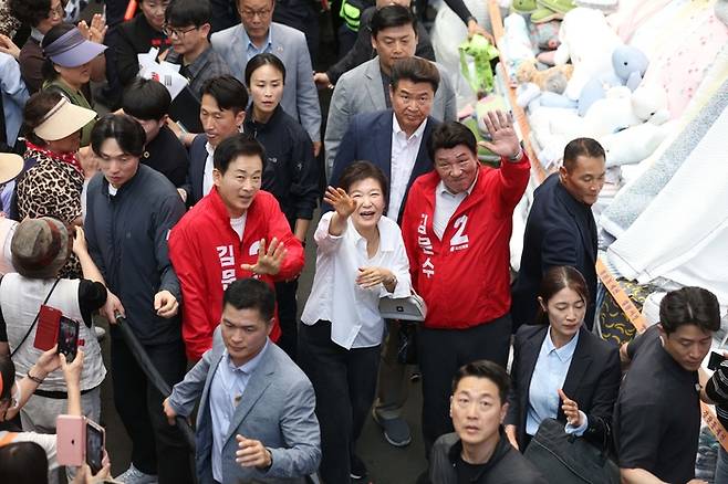 박근혜 전 대통령이 31일 오후 대구 중구 서문시장을 방문해 시민들에게 손을 흔들며 인사하고 있다.