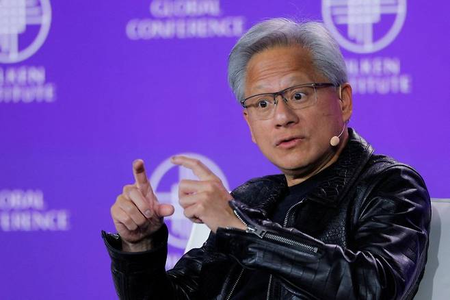 미국 반도체 기업 엔비디아의 젠슨 황 최고경영자(CEO)가 지난 5월 6일(현지시간) 미국 캘리포니아주 베이버리힐스에서 밀컨 연구소가 주최한 글로벌 컨퍼런스에 참석해 질문에 답하고 있다.로이터연합뉴스