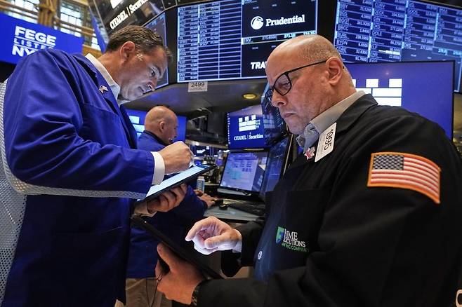 뉴욕 증시가 30일(현지시간) 미국과 중국 간 무역전쟁 재점화 우려 속에 혼조세로 마감했다. 3대 지수는 그러나 1주일 동안 각각 2% 안팎 뛰었고, 5월 한달 전체로는 나스닥이 9.6% 급등하는 등 급등세를 기록했다. AP 연합