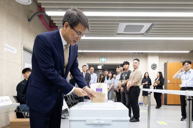 노태악 중앙선거관리위원장이 지난 28일 서울 광진구 중곡3동주민센터에 마련된 21대 대통령선거 사전투표소를 방문해 사전투표 모의체험을 하고 있다. 연합뉴스