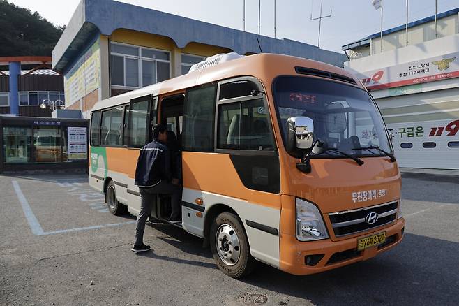 한국기술부사관고등학교 조남훈 학생이 2025년 5월26일 오후 전북 진안군 주천면행정복지센터 버스정류장에서 진안읍으로 나가는 버스를 타고 있다. 김명진 기자