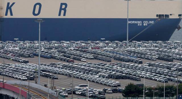 22일 경기 평택항 자동차 전용부두에 수출 차량이 세워져 있다. 평택=뉴시스