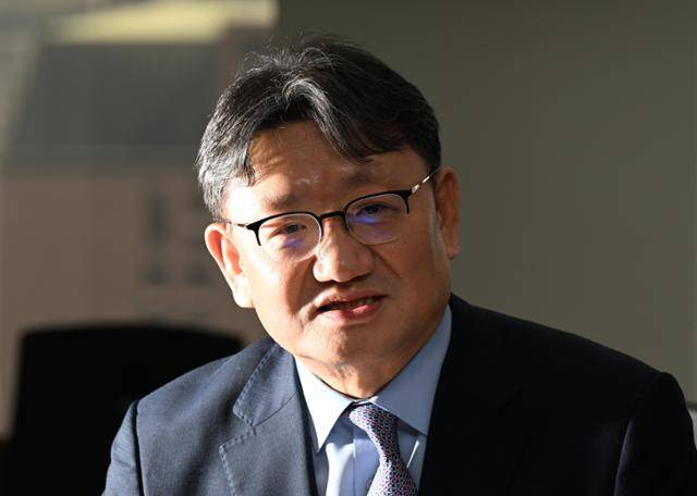 권기섭 대통령 소속 경제사회노동위원회 위원장이 26일 서울 종로구 경사노위 사무실에서 한국일보와 인터뷰하고 있다. 왕태석 선임기자