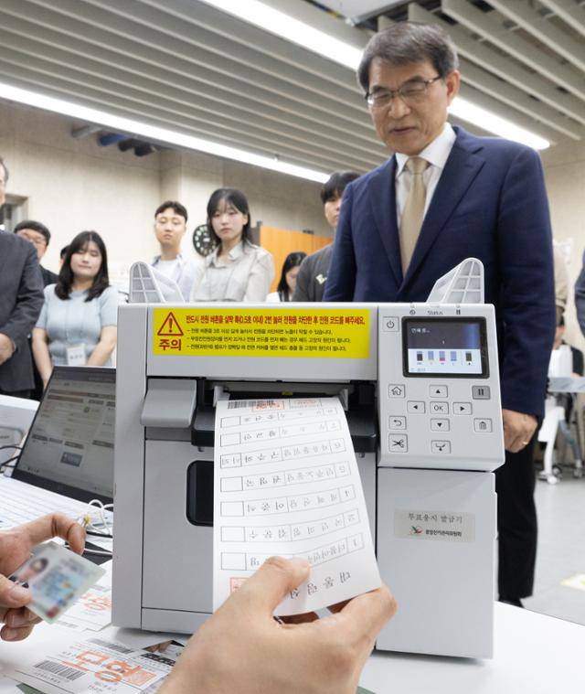 제21대 대통령 선거 사전투표를 하루 앞둔 28일 노태악 중앙선거관리위원장이 서울 광진구 중곡3동 주민센터에 마련된 사전투표소에서 사전투표 모의체험을 하고 있다.최주연 기자